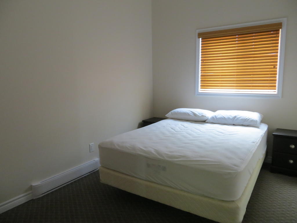 Halls Cottages Honey Harbor Room photo