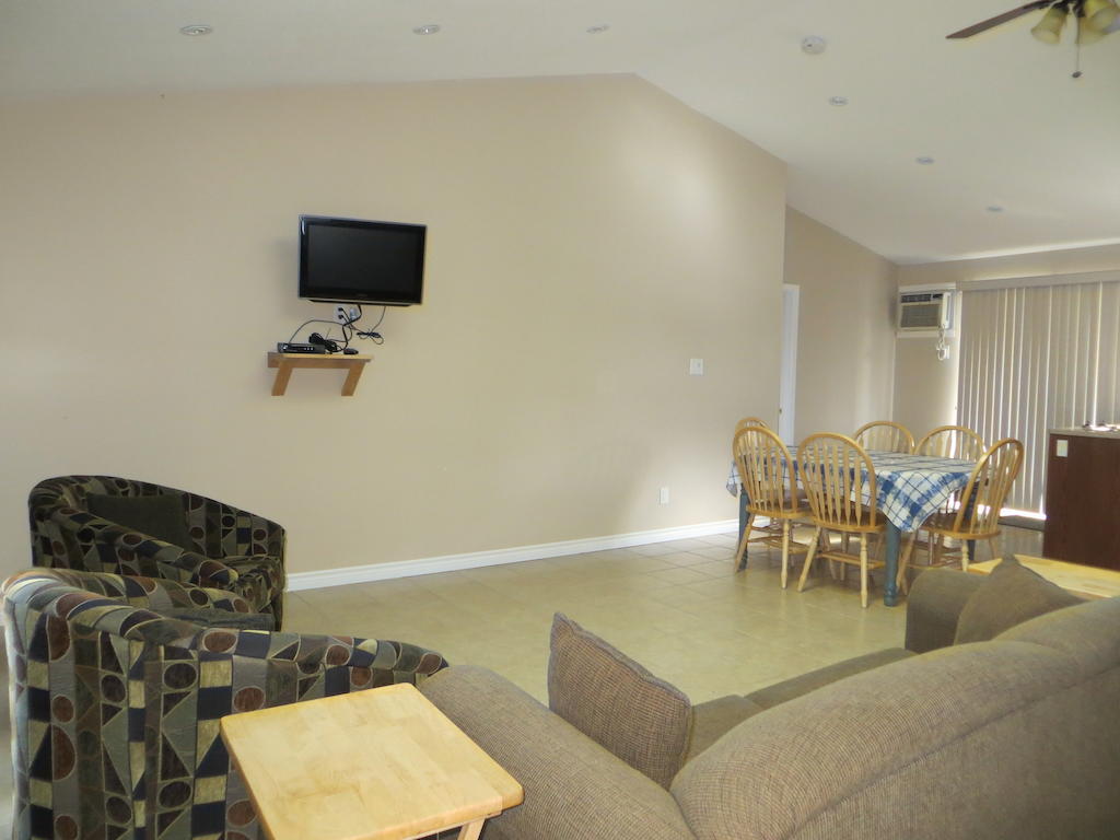 Halls Cottages Honey Harbor Room photo