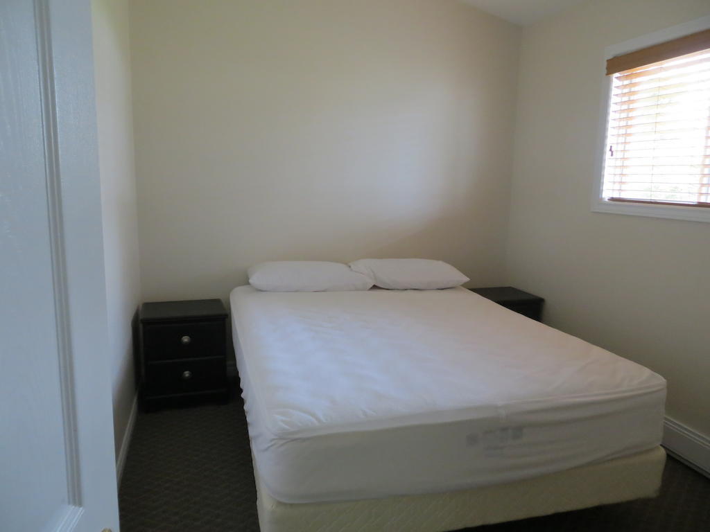 Halls Cottages Honey Harbor Room photo