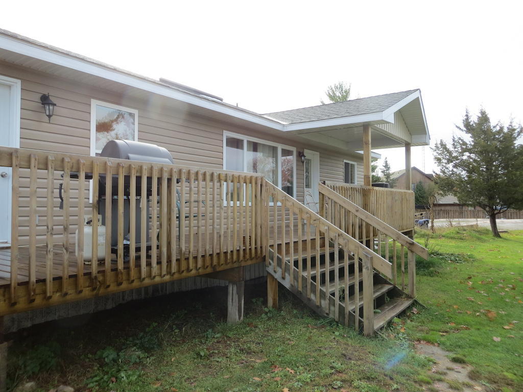 Halls Cottages Honey Harbor Room photo