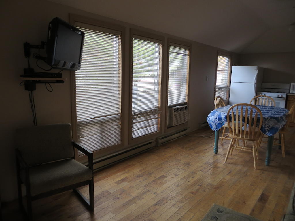 Halls Cottages Honey Harbor Room photo