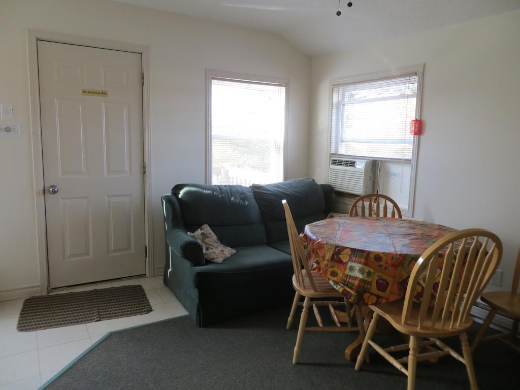 Halls Cottages Honey Harbor Room photo