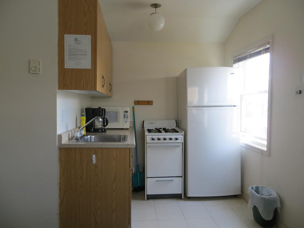 Halls Cottages Honey Harbor Room photo